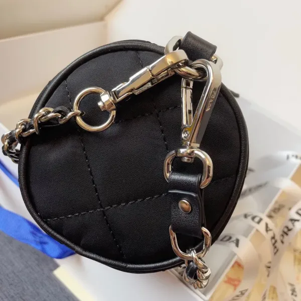 【2026】【PRADA 公式旗艦店】プラダ  斜めがけバッグ 当日出荷 好評に付き再入荷！21*11CM