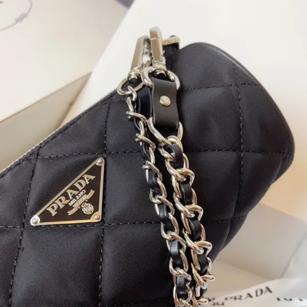 【2026】【PRADA 公式旗艦店】プラダ  斜めがけバッグ 当日出荷 好評に付き再入荷！21*11CM