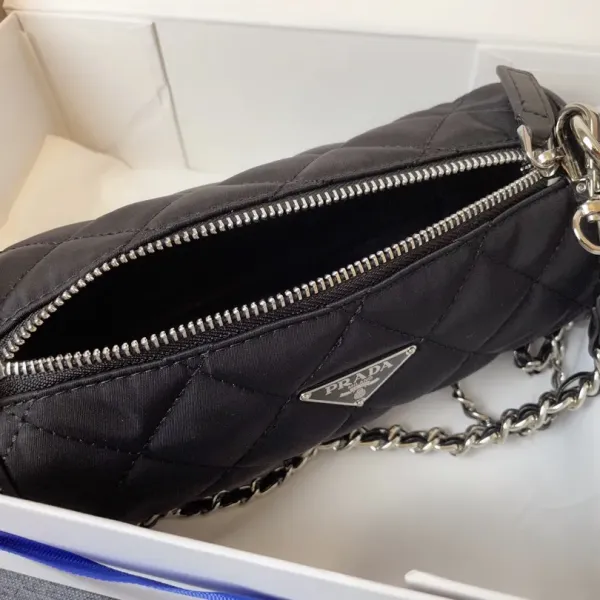 【2026】【PRADA 公式旗艦店】プラダ  斜めがけバッグ 当日出荷 好評に付き再入荷！21*11CM
