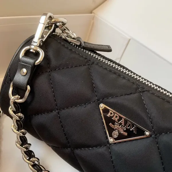 【2026】【PRADA 公式旗艦店】プラダ  斜めがけバッグ 当日出荷 好評に付き再入荷！21*11CM