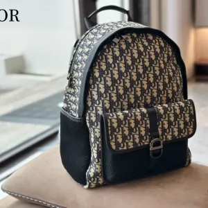 【2026】【DIOR 公式旗艦店】ディオール リュックサック 当日出荷 好評に付き再入荷!30*38CM 【2026】【DIOR 公式旗艦店】ディオール リュックサック 当日出荷 好評に付き再入荷!30*38CM