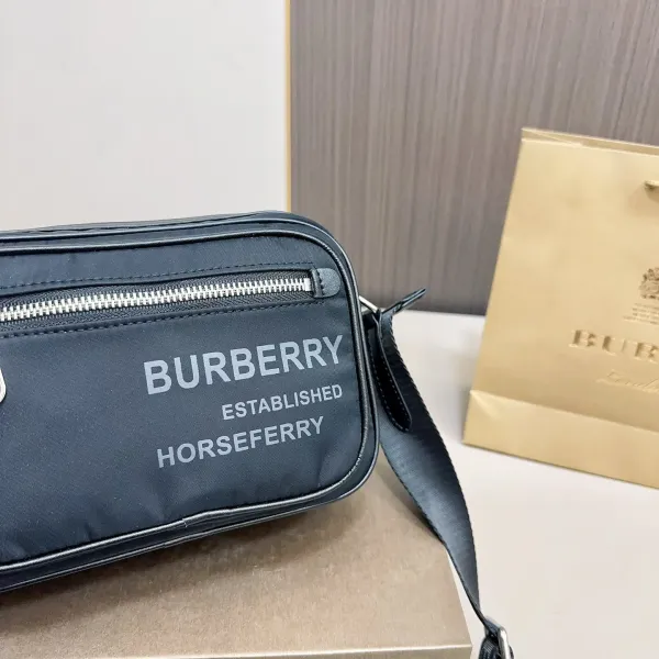 【2026】【BURBERRY 公式旗艦店】バーバリー   斜めがけバッグ 当日出荷 好評に付き再入荷！24*17CM