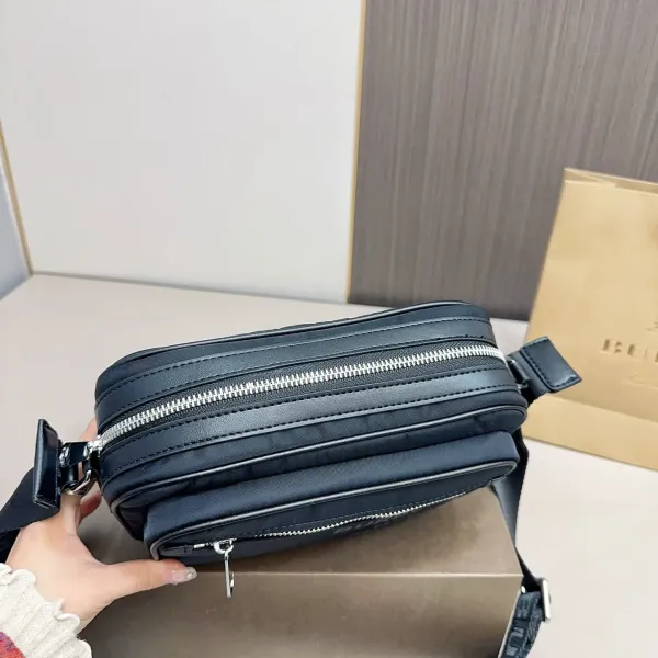 【2026】【BURBERRY 公式旗艦店】バーバリー   斜めがけバッグ 当日出荷 好評に付き再入荷！24*17CM