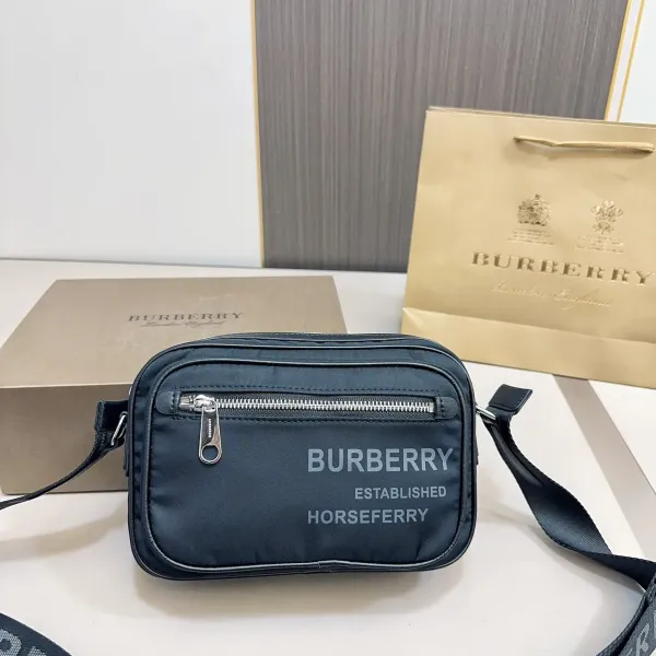 【2026】【BURBERRY 公式旗艦店】バーバリー   斜めがけバッグ 当日出荷 好評に付き再入荷！24*17CM