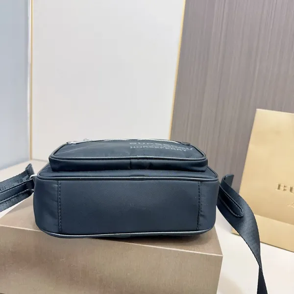 【2026】【BURBERRY 公式旗艦店】バーバリー   斜めがけバッグ 当日出荷 好評に付き再入荷！24*17CM