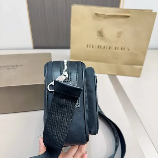 【2026】【BURBERRY 公式旗艦店】バーバリー   斜めがけバッグ 当日出荷 好評に付き再入荷！24*17CM