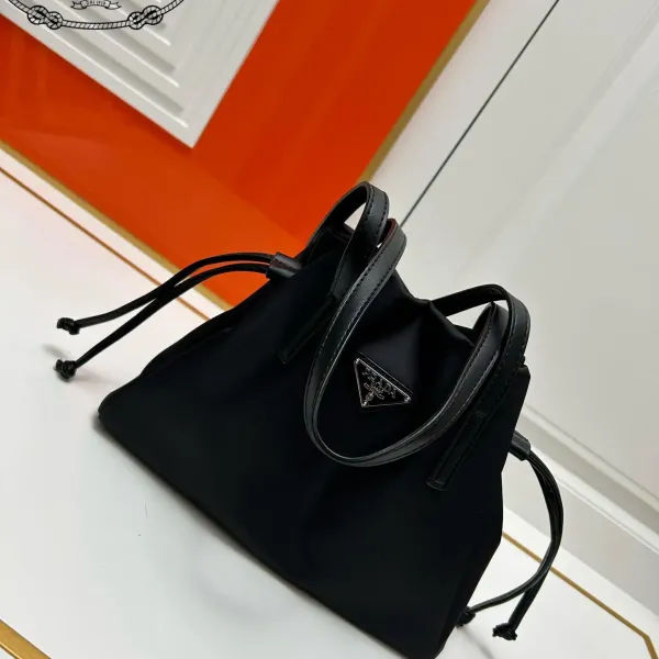 【2026】【PRADA 公式旗艦店】プラダ ハンドバッグ 当日出荷 好評に付き再入荷!28*22*8CM 【2026】【PRADA 公式旗艦店】プラダ ハンドバッグ 当日出荷 好評に付き再入荷!28*22*8CM