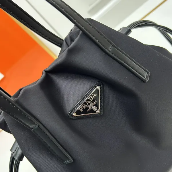 【2026】【PRADA 公式旗艦店】プラダ ハンドバッグ 当日出荷 好評に付き再入荷!28*22*8CM 【2026】【PRADA 公式旗艦店】プラダ ハンドバッグ 当日出荷 好評に付き再入荷!28*22*8CM
