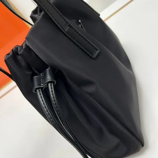 【2026】【PRADA 公式旗艦店】プラダ ハンドバッグ 当日出荷 好評に付き再入荷!28*22*8CM 【2026】【PRADA 公式旗艦店】プラダ ハンドバッグ 当日出荷 好評に付き再入荷!28*22*8CM