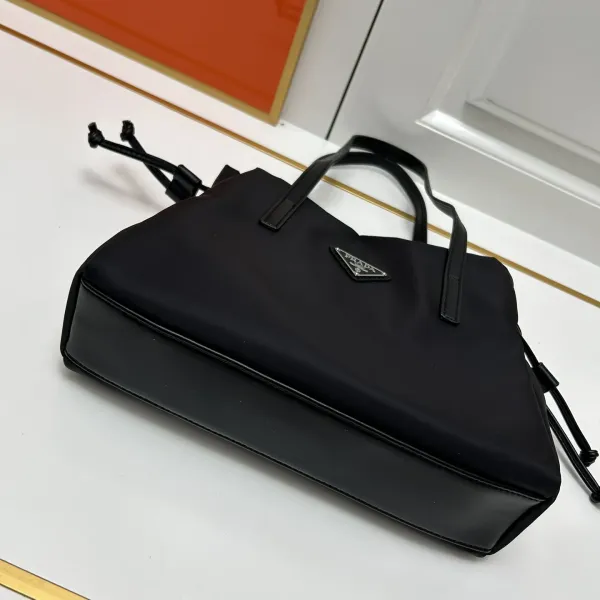 【2026】【PRADA 公式旗艦店】プラダ ハンドバッグ 当日出荷 好評に付き再入荷!28*22*8CM 【2026】【PRADA 公式旗艦店】プラダ ハンドバッグ 当日出荷 好評に付き再入荷!28*22*8CM
