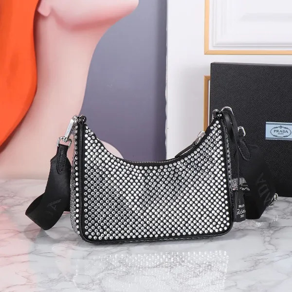 【2026】【PRADA 公式旗艦店】プラダ 斜めがけバッグ 当日出荷 好評に付き再入荷!22*16*6CM 【2026】【PRADA 公式旗艦店】プラダ 斜めがけバッグ 当日出荷 好評に付き再入荷!22*16*6CM
