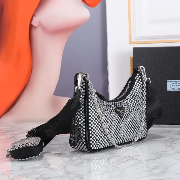 【2026】【PRADA 公式旗艦店】プラダ 斜めがけバッグ 当日出荷 好評に付き再入荷!22*16*6CM 【2026】【PRADA 公式旗艦店】プラダ 斜めがけバッグ 当日出荷 好評に付き再入荷!22*16*6CM