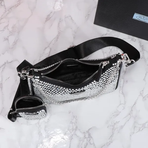 【2026】【PRADA 公式旗艦店】プラダ 斜めがけバッグ 当日出荷 好評に付き再入荷!22*16*6CM 【2026】【PRADA 公式旗艦店】プラダ 斜めがけバッグ 当日出荷 好評に付き再入荷!22*16*6CM