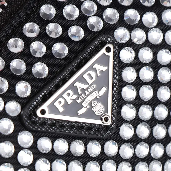 【2026】【PRADA 公式旗艦店】プラダ 斜めがけバッグ 当日出荷 好評に付き再入荷!22*16*6CM 【2026】【PRADA 公式旗艦店】プラダ 斜めがけバッグ 当日出荷 好評に付き再入荷!22*16*6CM
