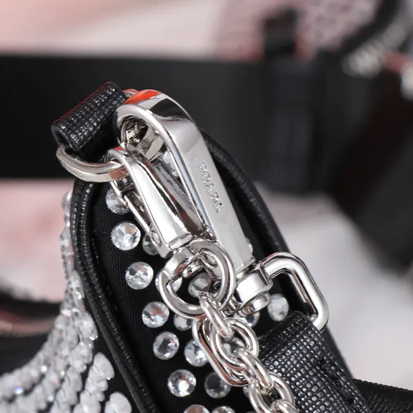 【2026】【PRADA 公式旗艦店】プラダ 斜めがけバッグ 当日出荷 好評に付き再入荷!22*16*6CM 【2026】【PRADA 公式旗艦店】プラダ 斜めがけバッグ 当日出荷 好評に付き再入荷!22*16*6CM