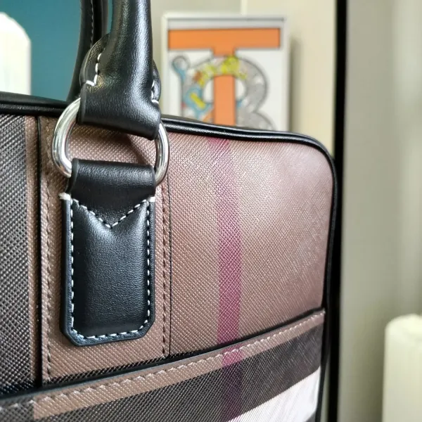 【2026】【BURBERRY 公式旗艦店】バーバリー ハンドバッグ 当日出荷 好評に付き再入荷!37*27*7CM 【2026】【BURBERRY 公式旗艦店】バーバリー ハンドバッグ 当日出荷 好評に付き再入荷!37*27*7CM