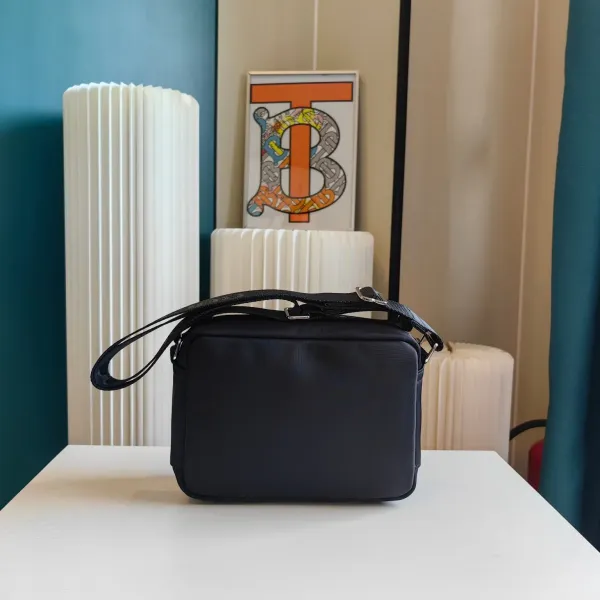 【2026】【BURBERRY 公式旗艦店】バーバリー 斜めがけバッグ 当日出荷 好評に付き再入荷!23*6*15CM 【2026】【BURBERRY 公式旗艦店】バーバリー 斜めがけバッグ 当日出荷 好評に付き再入荷!23*6*15CM