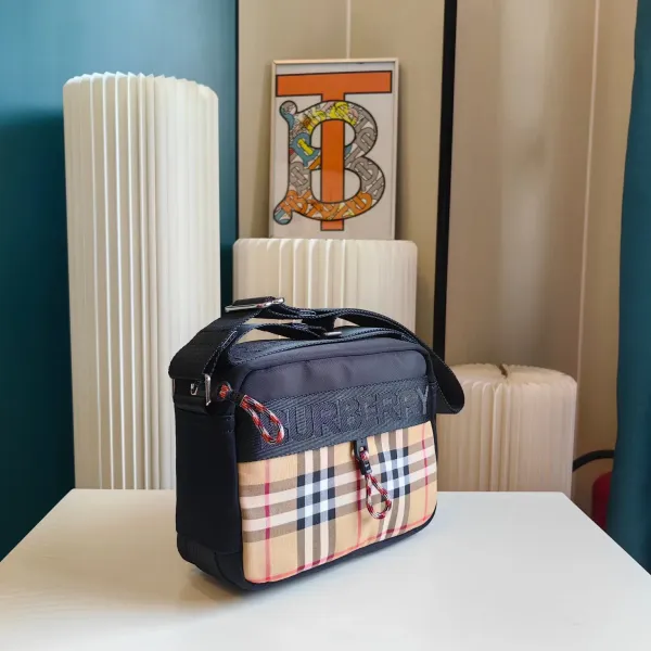 【2026】【BURBERRY 公式旗艦店】バーバリー 斜めがけバッグ 当日出荷 好評に付き再入荷!23*6*15CM 【2026】【BURBERRY 公式旗艦店】バーバリー 斜めがけバッグ 当日出荷 好評に付き再入荷!23*6*15CM