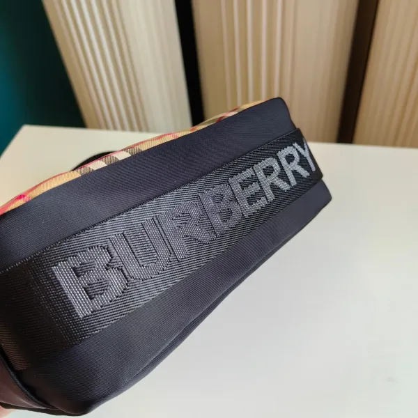 【2026】【BURBERRY 公式旗艦店】バーバリー 斜めがけバッグ 当日出荷 好評に付き再入荷!23*6*15CM 【2026】【BURBERRY 公式旗艦店】バーバリー 斜めがけバッグ 当日出荷 好評に付き再入荷!23*6*15CM