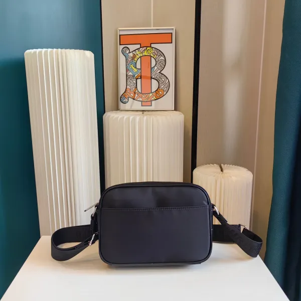 【2026】【BURBERRY 公式旗艦店】バーバリー   斜めがけバッグ 当日出荷 好評に付き再入荷！21*6*15CM