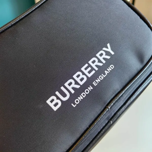 【2026】【BURBERRY 公式旗艦店】バーバリー   斜めがけバッグ 当日出荷 好評に付き再入荷！21*6*15CM