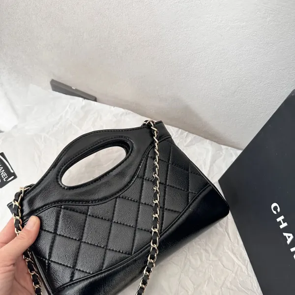 【2026】【CHANEL 公式旗艦店】シャネル 斜めがけバッグ 当日出荷 好評に付き再入荷!20*17CM 【2026】【CHANEL 公式旗艦店】シャネル 斜めがけバッグ 当日出荷 好評に付き再入荷!20*17CM