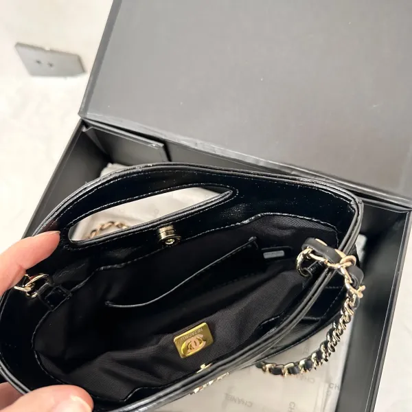 【2026】【CHANEL 公式旗艦店】シャネル 斜めがけバッグ 当日出荷 好評に付き再入荷!20*17CM 【2026】【CHANEL 公式旗艦店】シャネル 斜めがけバッグ 当日出荷 好評に付き再入荷!20*17CM