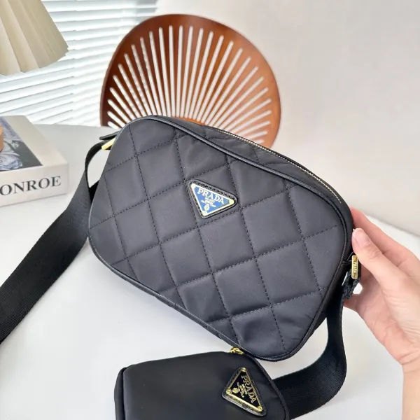 【2026】【PRADA 公式旗艦店】 プラダ 斜めがけバッグ当日出荷 好評に付き再入荷24*16CM 【2026】【PRADA 公式旗艦店】 プラダ 斜めがけバッグ当日出荷 好評に付き再入荷24*16CM