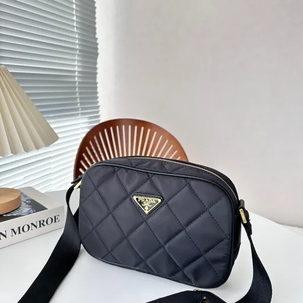 【2026】【PRADA 公式旗艦店】 プラダ 斜めがけバッグ当日出荷 好評に付き再入荷24*16CM 【2026】【PRADA 公式旗艦店】 プラダ 斜めがけバッグ当日出荷 好評に付き再入荷24*16CM