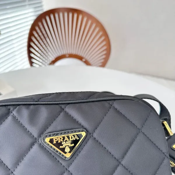 【2026】【PRADA 公式旗艦店】 プラダ 斜めがけバッグ当日出荷 好評に付き再入荷24*16CM 【2026】【PRADA 公式旗艦店】 プラダ 斜めがけバッグ当日出荷 好評に付き再入荷24*16CM