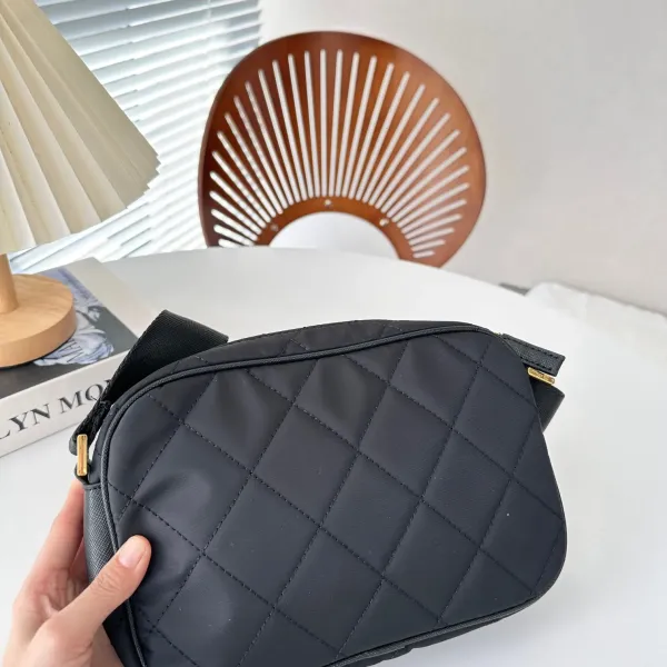 【2026】【PRADA 公式旗艦店】 プラダ 斜めがけバッグ当日出荷 好評に付き再入荷24*16CM 【2026】【PRADA 公式旗艦店】 プラダ 斜めがけバッグ当日出荷 好評に付き再入荷24*16CM