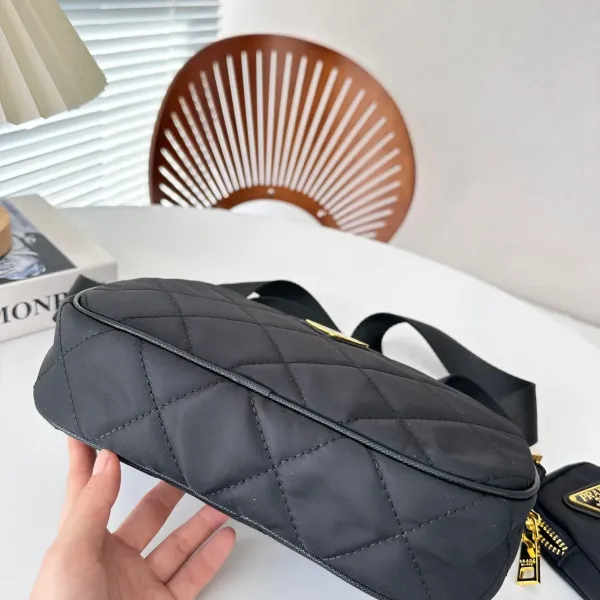【2026】【PRADA 公式旗艦店】 プラダ 斜めがけバッグ当日出荷 好評に付き再入荷24*16CM 【2026】【PRADA 公式旗艦店】 プラダ 斜めがけバッグ当日出荷 好評に付き再入荷24*16CM
