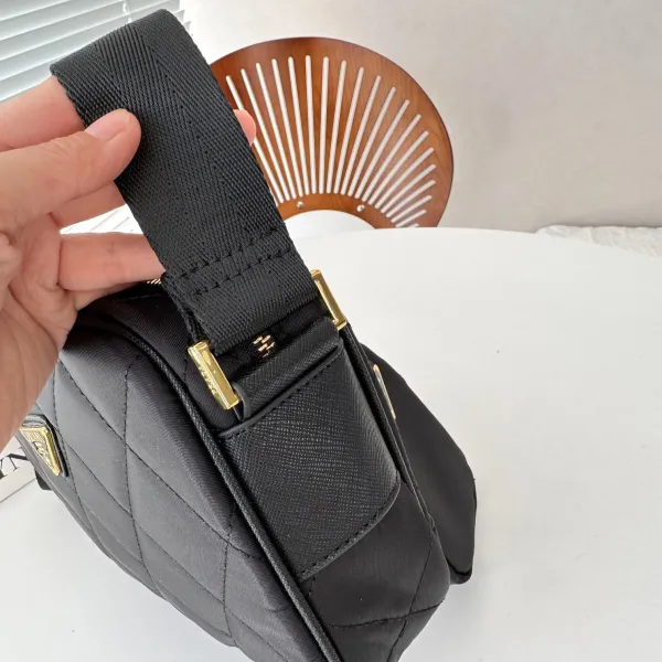 【2026】【PRADA 公式旗艦店】 プラダ 斜めがけバッグ当日出荷 好評に付き再入荷24*16CM 【2026】【PRADA 公式旗艦店】 プラダ 斜めがけバッグ当日出荷 好評に付き再入荷24*16CM