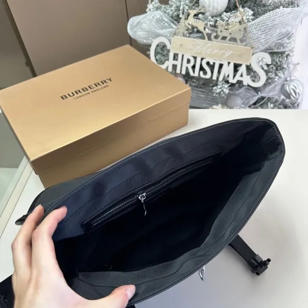 【2026】【BURBERRY 公式旗艦店】バーバリー 斜めがけバッグ 当日出荷 好評に付き再入荷!28*12*21CM 【2026】【BURBERRY 公式旗艦店】バーバリー 斜めがけバッグ 当日出荷 好評に付き再入荷!28*12*21CM