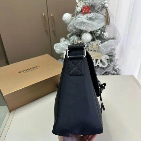 【2026】【BURBERRY 公式旗艦店】バーバリー 斜めがけバッグ 当日出荷 好評に付き再入荷!28*12*21CM 【2026】【BURBERRY 公式旗艦店】バーバリー 斜めがけバッグ 当日出荷 好評に付き再入荷!28*12*21CM