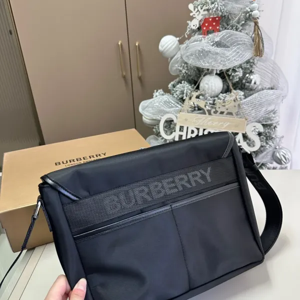 【2026】【BURBERRY 公式旗艦店】バーバリー 斜めがけバッグ 当日出荷 好評に付き再入荷!28*12*21CM 【2026】【BURBERRY 公式旗艦店】バーバリー 斜めがけバッグ 当日出荷 好評に付き再入荷!28*12*21CM