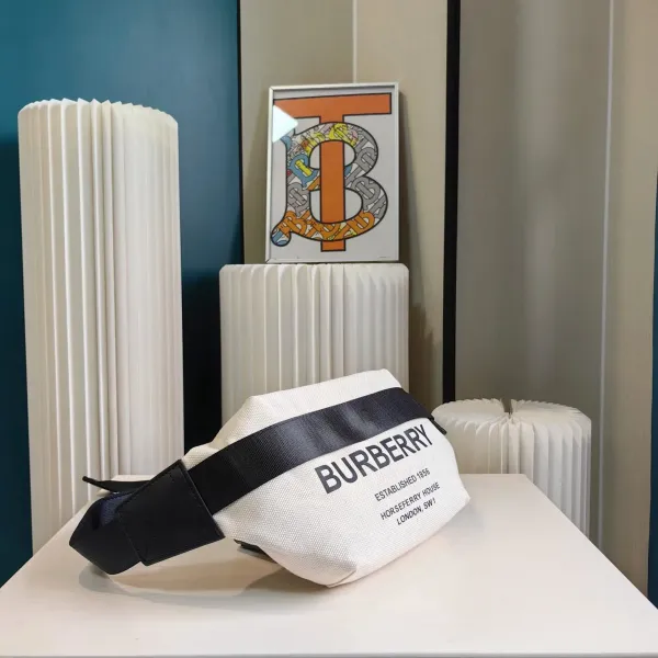 【2026】【BURBERRY 公式旗艦店】バーバリー 胸ポケット 当日出荷 好評に付き再入荷!29*18CM 【2026】【BURBERRY 公式旗艦店】バーバリー 胸ポケット 当日出荷 好評に付き再入荷!29*18CM