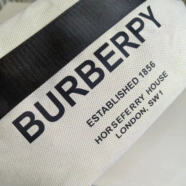 【2026】【BURBERRY 公式旗艦店】バーバリー 胸ポケット 当日出荷 好評に付き再入荷!29*18CM 【2026】【BURBERRY 公式旗艦店】バーバリー 胸ポケット 当日出荷 好評に付き再入荷!29*18CM