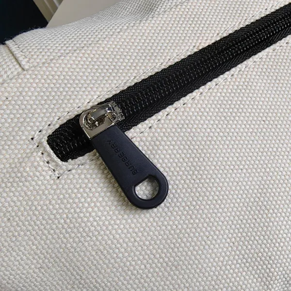 【2026】【BURBERRY 公式旗艦店】バーバリー 胸ポケット 当日出荷 好評に付き再入荷!29*18CM 【2026】【BURBERRY 公式旗艦店】バーバリー 胸ポケット 当日出荷 好評に付き再入荷!29*18CM