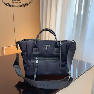 【2026】【PRADA 公式旗艦店】プラダ 斜めがけバッグ 当日出荷 好評に付き再入荷!28*18*23CM 【2026】【PRADA 公式旗艦店】プラダ 斜めがけバッグ 当日出荷 好評に付き再入荷!28*18*23CM
