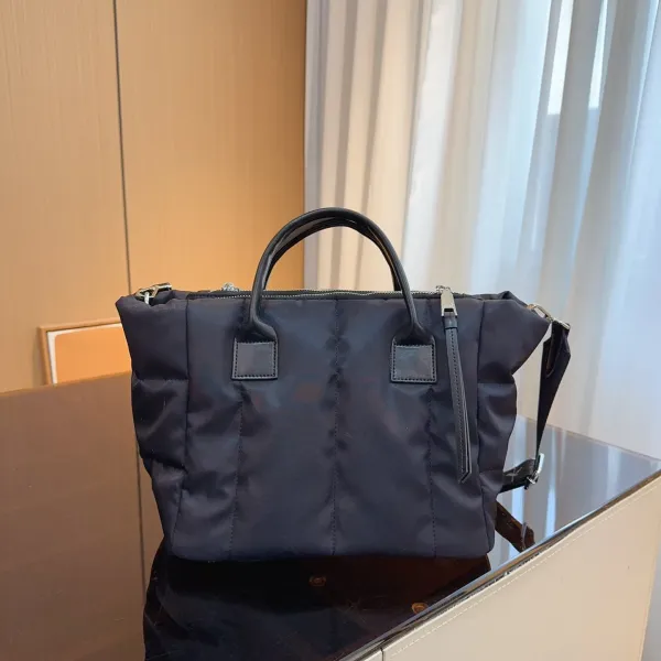 【2026】【PRADA 公式旗艦店】プラダ 斜めがけバッグ 当日出荷 好評に付き再入荷!28*18*23CM 【2026】【PRADA 公式旗艦店】プラダ 斜めがけバッグ 当日出荷 好評に付き再入荷!28*18*23CM