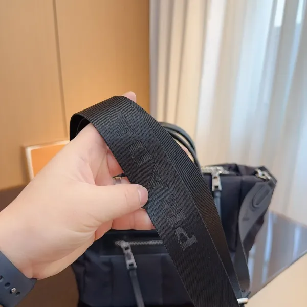 【2026】【PRADA 公式旗艦店】プラダ 斜めがけバッグ 当日出荷 好評に付き再入荷!28*18*23CM 【2026】【PRADA 公式旗艦店】プラダ 斜めがけバッグ 当日出荷 好評に付き再入荷!28*18*23CM