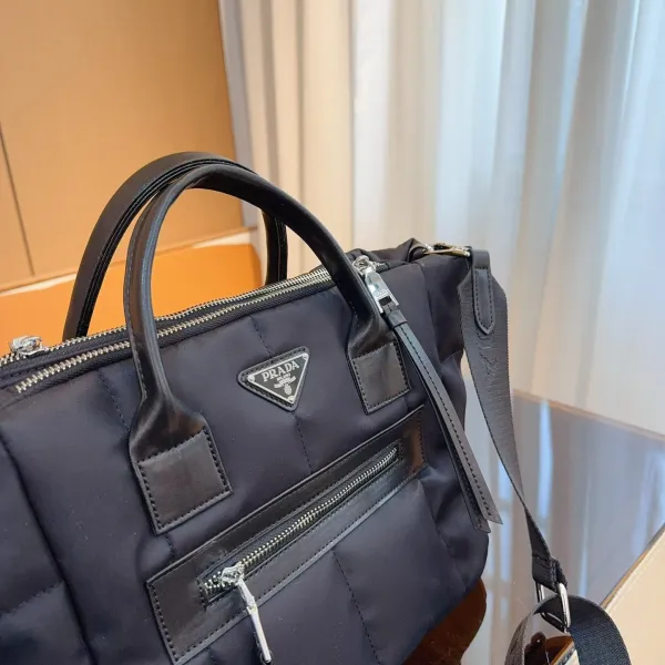【2026】【PRADA 公式旗艦店】プラダ 斜めがけバッグ 当日出荷 好評に付き再入荷!28*18*23CM 【2026】【PRADA 公式旗艦店】プラダ 斜めがけバッグ 当日出荷 好評に付き再入荷!28*18*23CM
