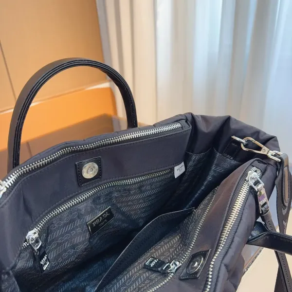 【2026】【PRADA 公式旗艦店】プラダ 斜めがけバッグ 当日出荷 好評に付き再入荷!28*18*23CM 【2026】【PRADA 公式旗艦店】プラダ 斜めがけバッグ 当日出荷 好評に付き再入荷!28*18*23CM