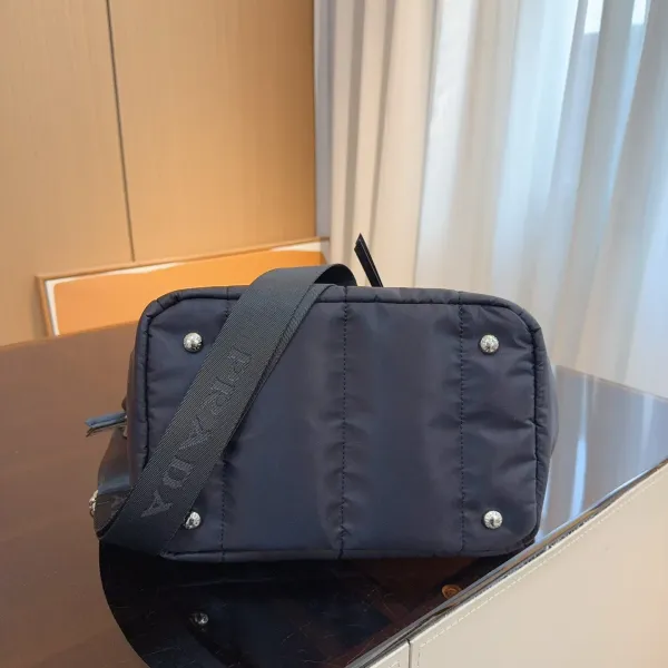 【2026】【PRADA 公式旗艦店】プラダ 斜めがけバッグ 当日出荷 好評に付き再入荷!28*18*23CM 【2026】【PRADA 公式旗艦店】プラダ 斜めがけバッグ 当日出荷 好評に付き再入荷!28*18*23CM