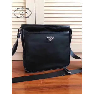 【2026】【PRADA  公式 旗艦店】プラダ  斜めがけバッグ 当日出荷 好評に付き再入荷！27*25.5*6CM