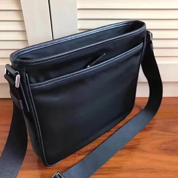 【2026】【PRADA  公式 旗艦店】プラダ  斜めがけバッグ 当日出荷 好評に付き再入荷！27*25.5*6CM