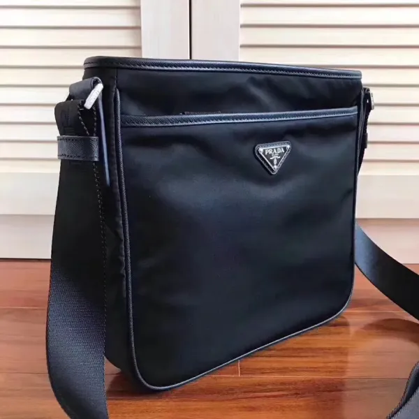 【2026】【PRADA  公式 旗艦店】プラダ  斜めがけバッグ 当日出荷 好評に付き再入荷！27*25.5*6CM