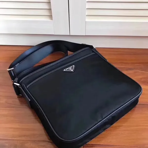 【2026】【PRADA  公式 旗艦店】プラダ  斜めがけバッグ 当日出荷 好評に付き再入荷！27*25.5*6CM