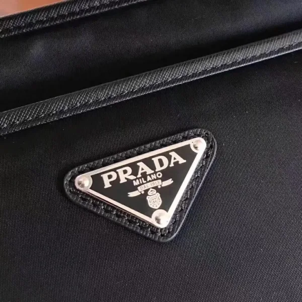 【2026】【PRADA  公式 旗艦店】プラダ  斜めがけバッグ 当日出荷 好評に付き再入荷！27*25.5*6CM